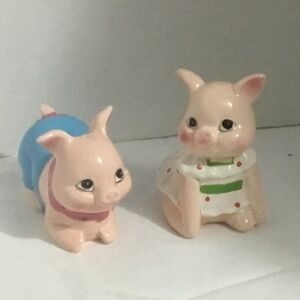 Two little piggy salt and pepper shakers with stoppers in excellent shape